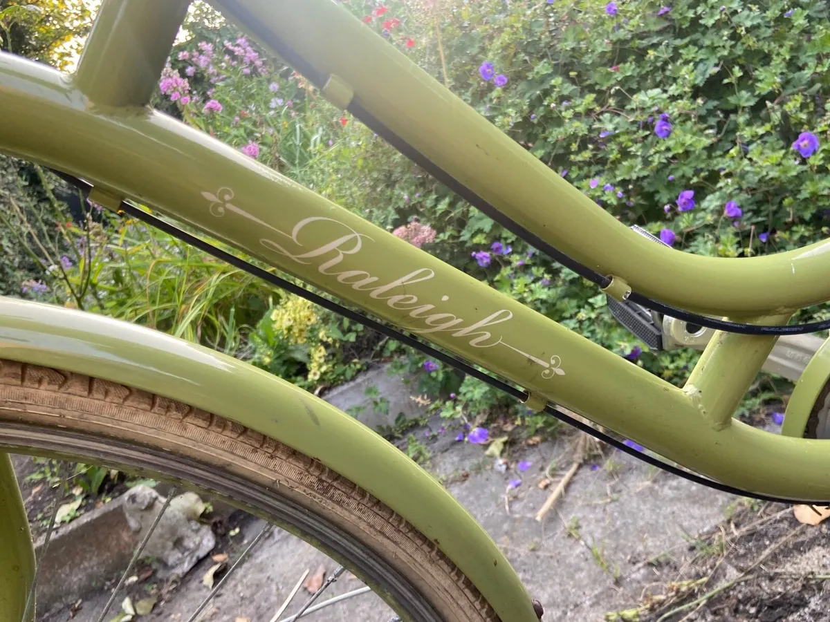 Women’s Raleigh bike - light green, wicker basket - Image 2