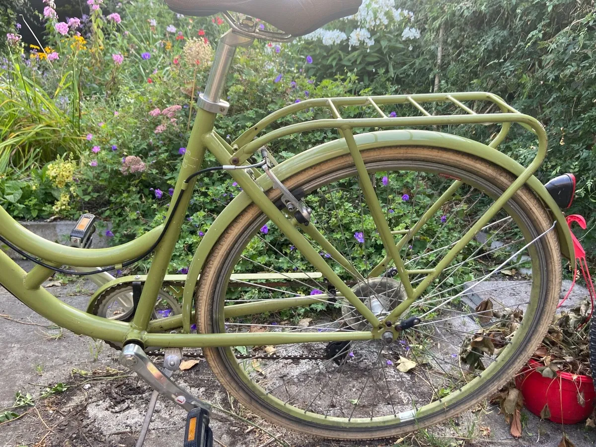 Women’s Raleigh bike - light green, wicker basket - Image 4
