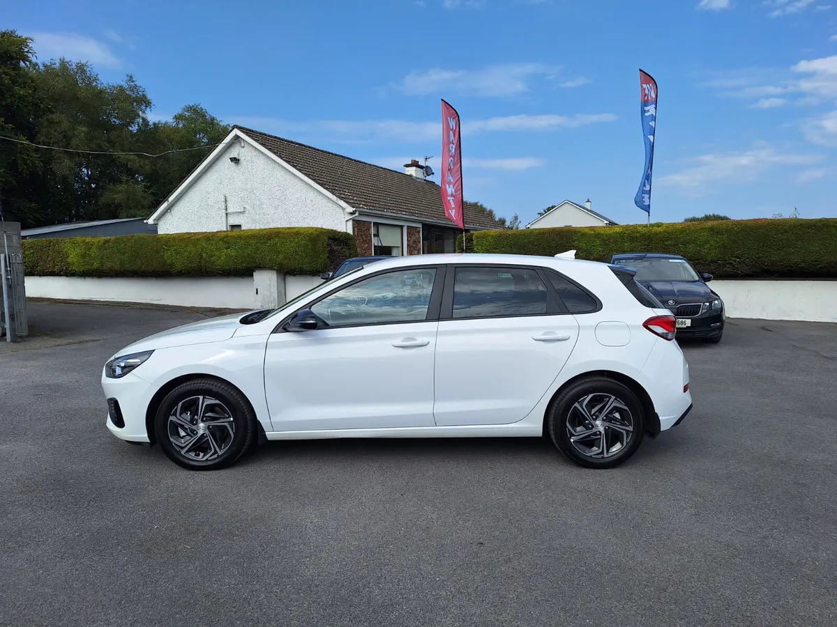 Hyundai i30 Deluxe 1.6 Diesel *High Spec/Rev cam - Image 4