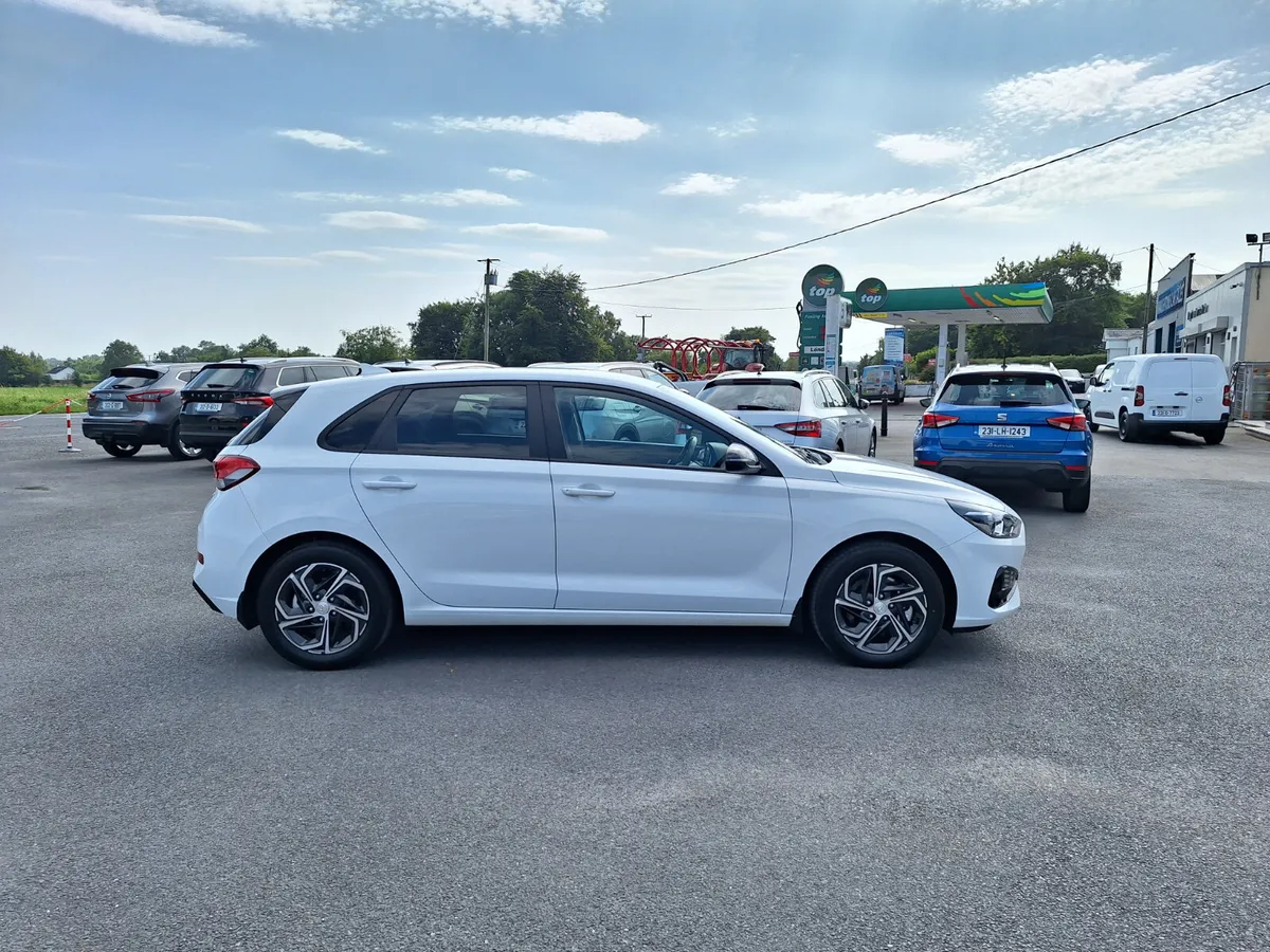 Hyundai i30 Deluxe 1.6 Diesel *High Spec/Rev cam - Image 2