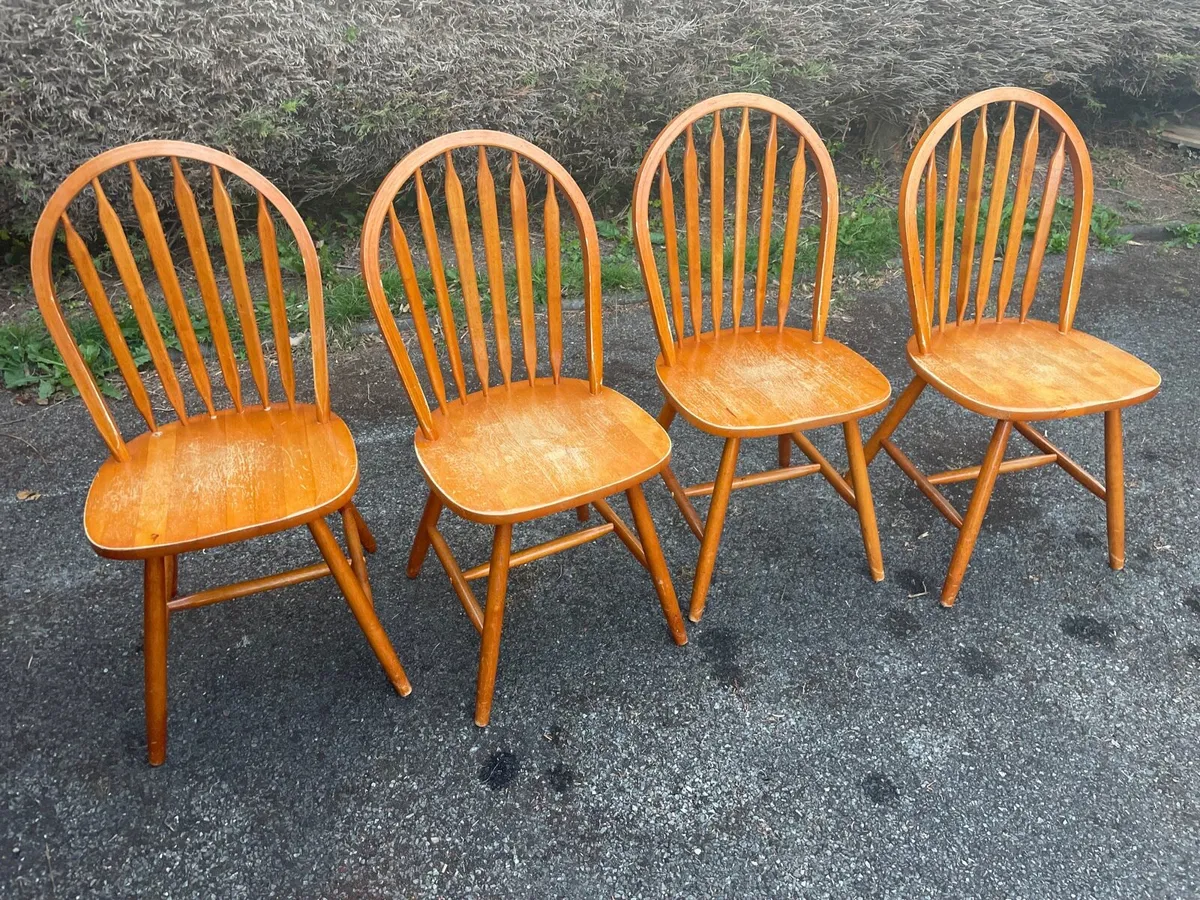 4 wooden chairs €80