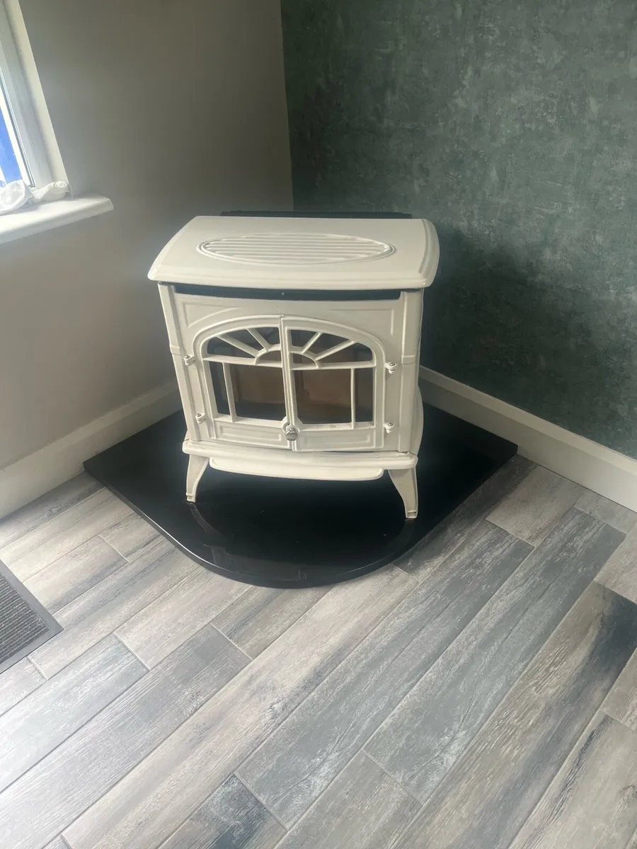 Wood pellet stove - Image 1