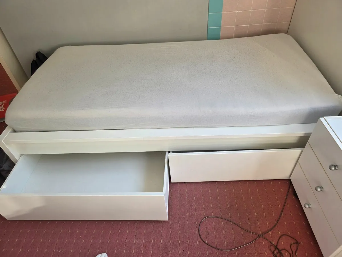 Single bed - Image 1