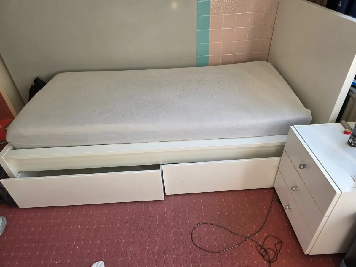 Single bed - Image 2