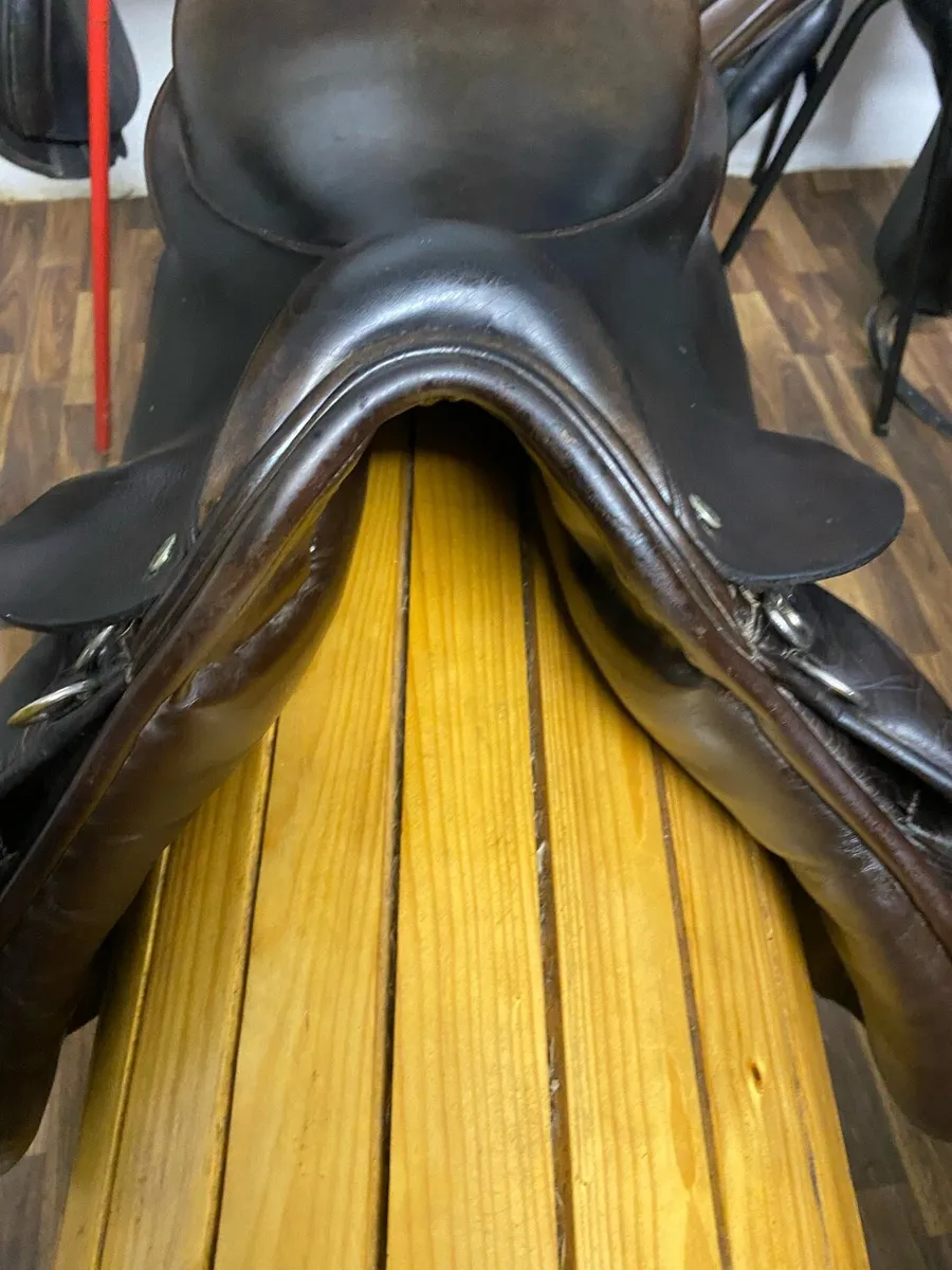 18” meadow creek thoroughbred Leather saddle - Image 4