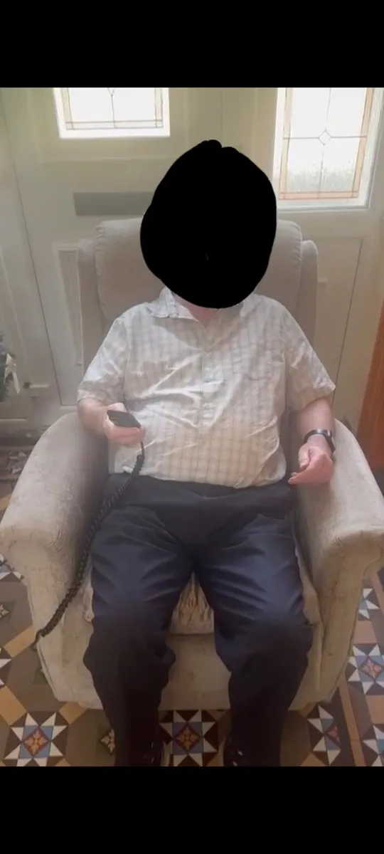Electric reclining arm chair - Image 1