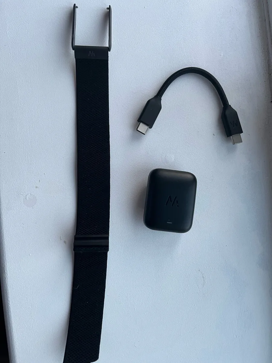 Whoop 5.0 black band and wireless powerbank - Image 1