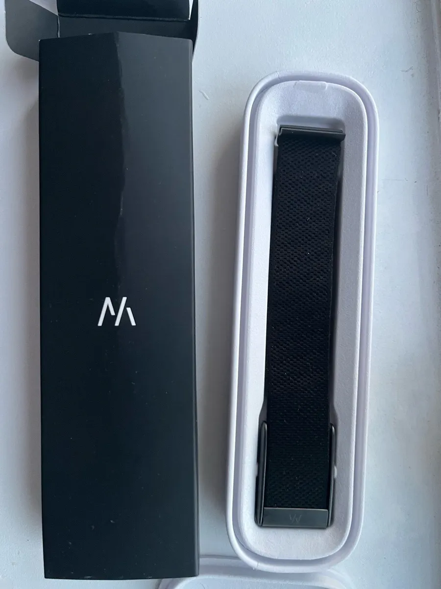Whoop 5.0 black band and wireless powerbank - Image 3