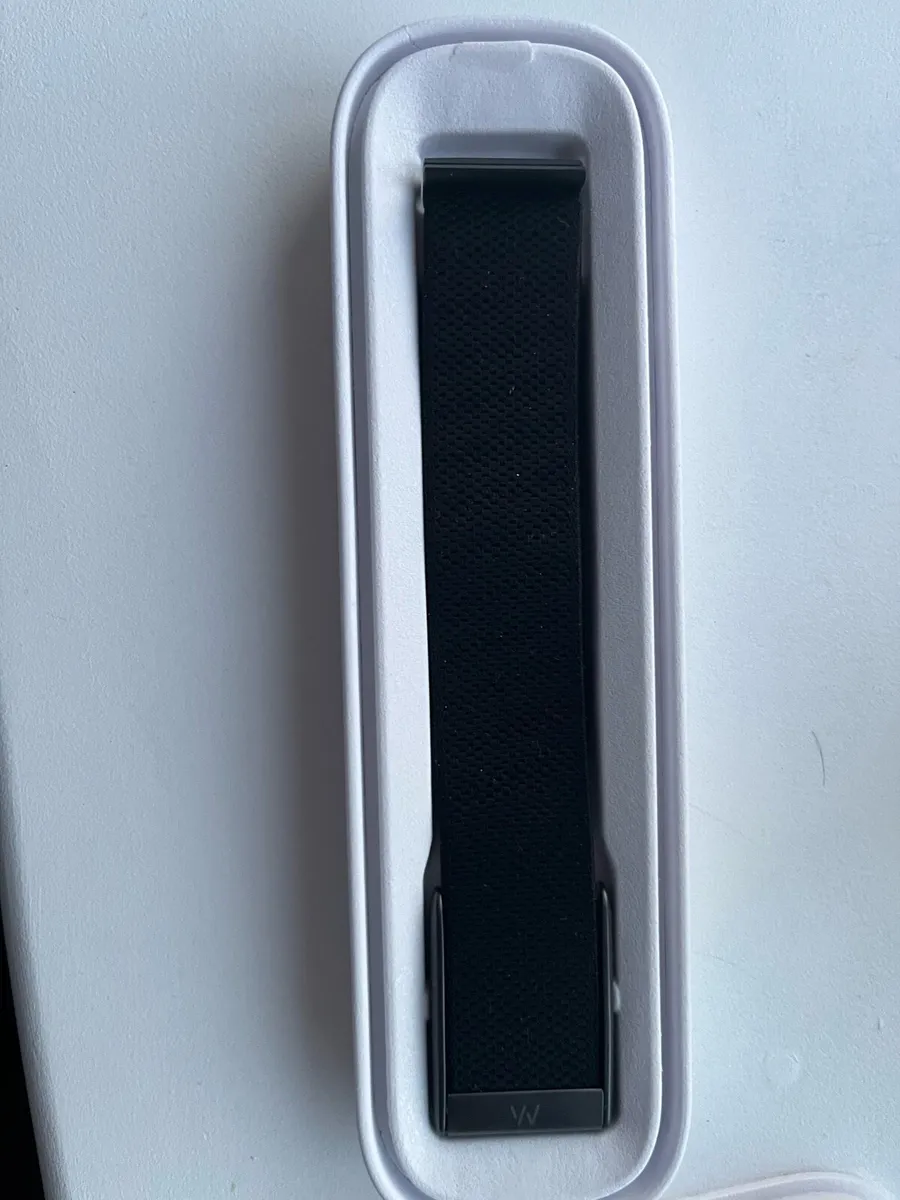 Whoop 5.0 black band and wireless powerbank - Image 4