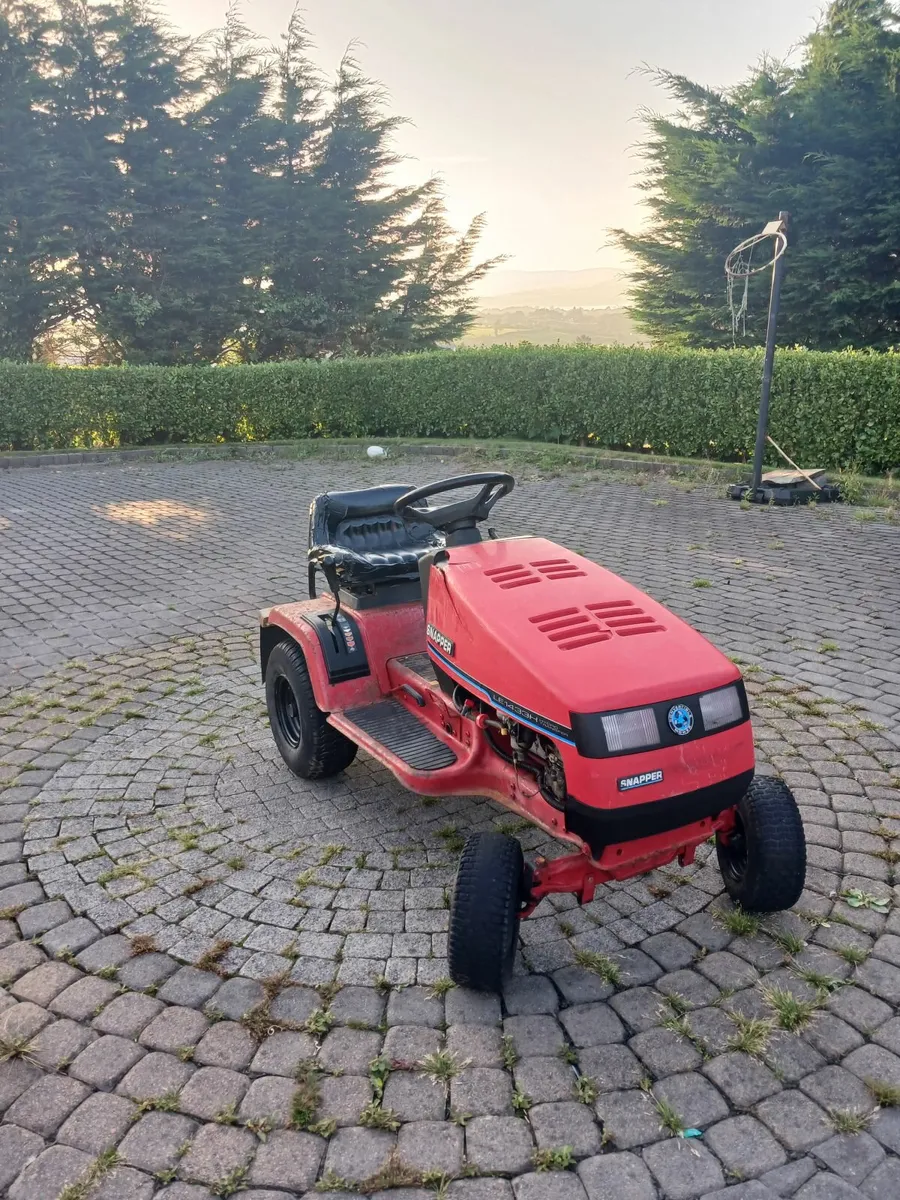 Ride on lawnmower - Image 1