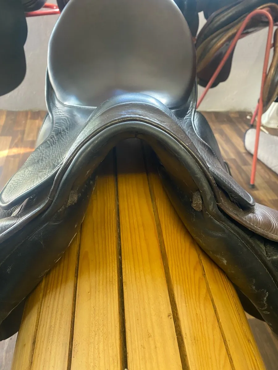 18” Stubben Dressgae Leather saddle - Image 2