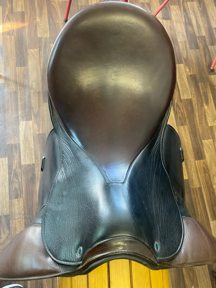 18” Stubben Dressgae Leather saddle - Image 3