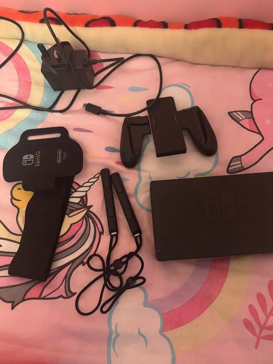 Nintendo switch, games & case. Amazing condition. - Image 3