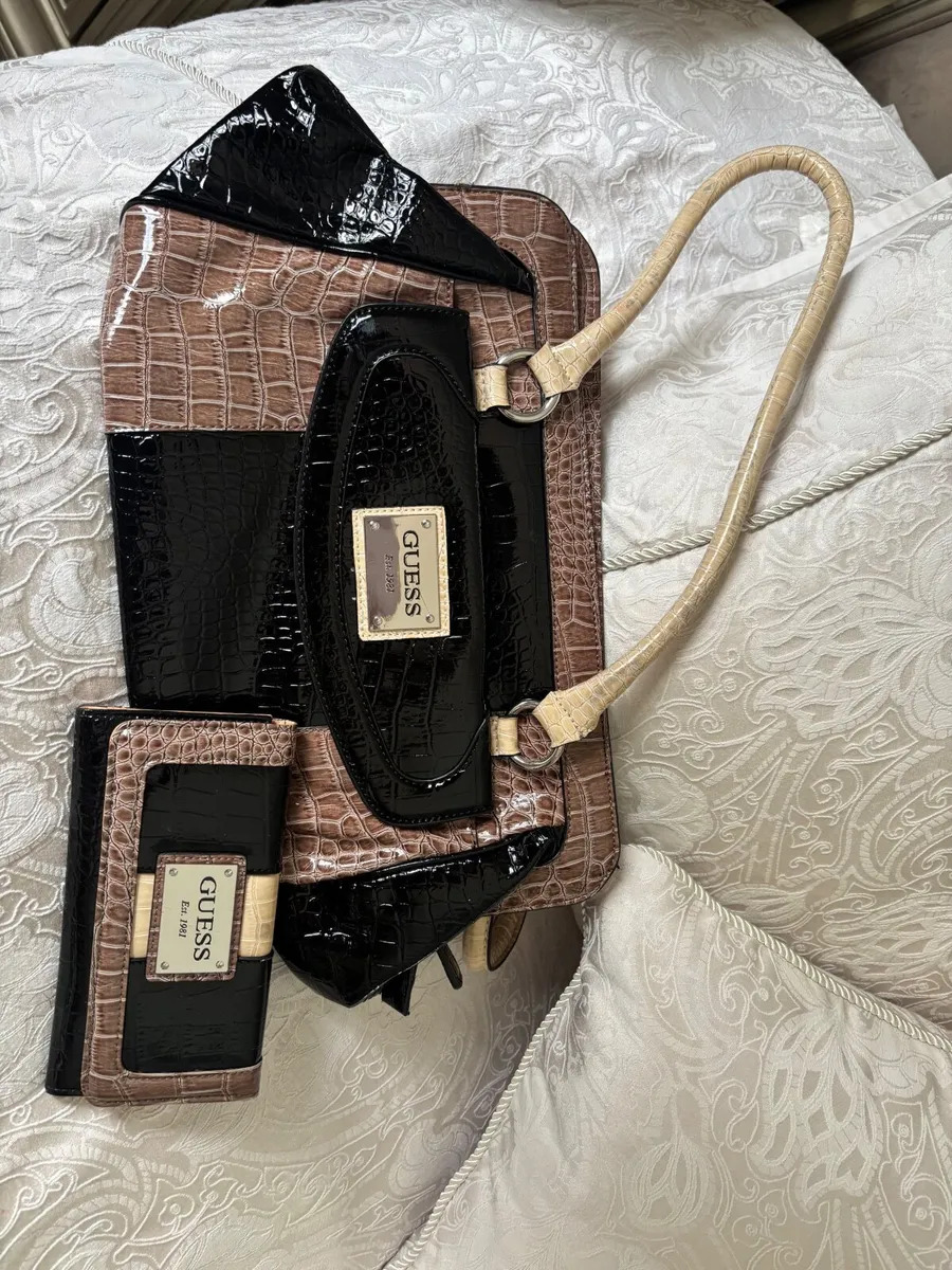 Genuine Guess Handbag and purse - Image 3