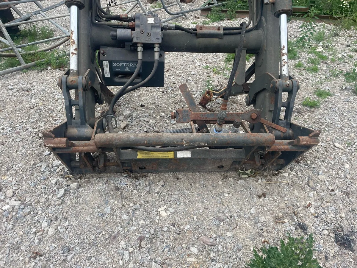 Quicke/Valtra loader - Image 2