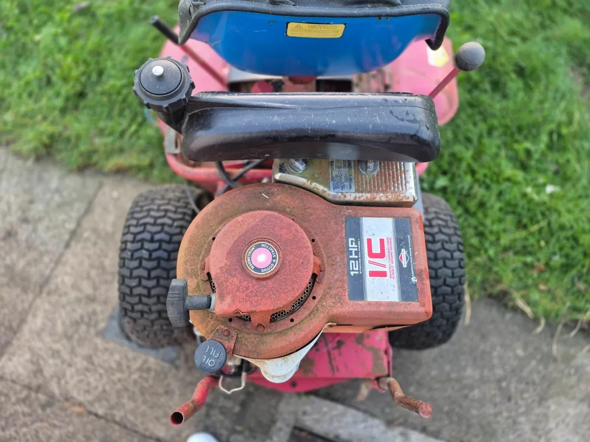 Ride on lawnmower - Image 1
