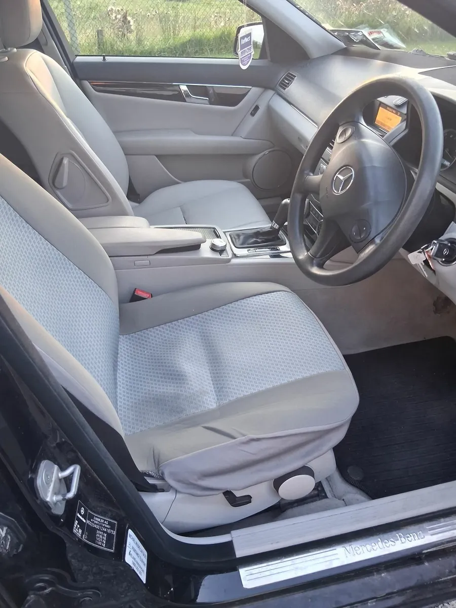 Mercedes-Benz C-Class 2011 - Image 2