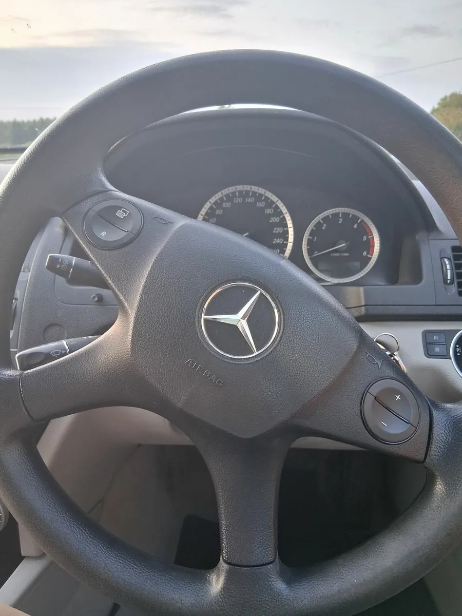 Mercedes-Benz C-Class 2011 - Image 4
