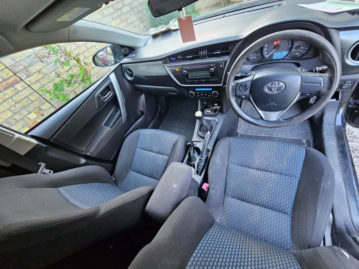 Toyota Auris 1.4 D4D Manual Commercial - Image 4