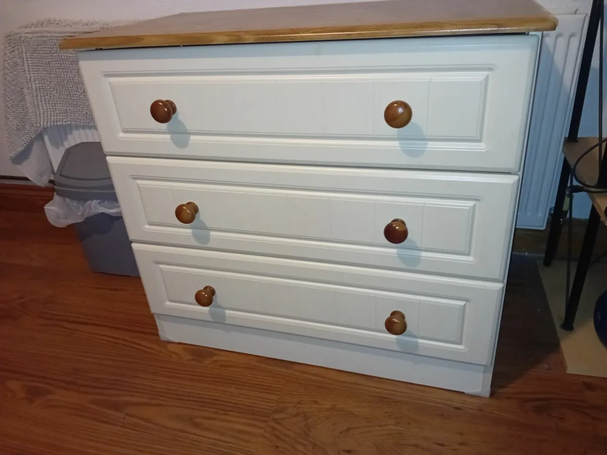 Chest of drawers