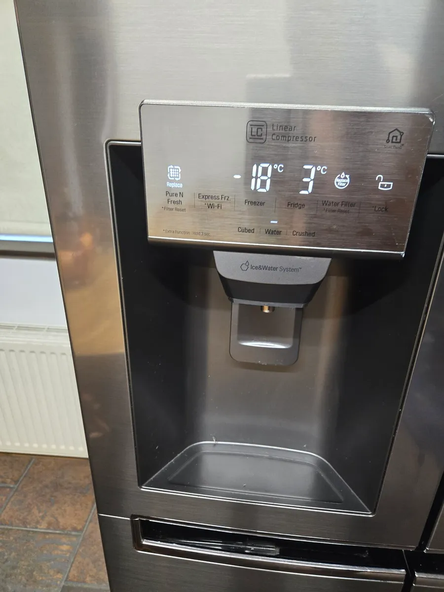 LG AMERICAN FRIDGE FREEZER - Image 1
