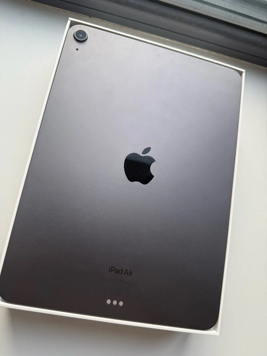 IPAD AIR 5th GEN 64GB WIFI. Like New - Image 1