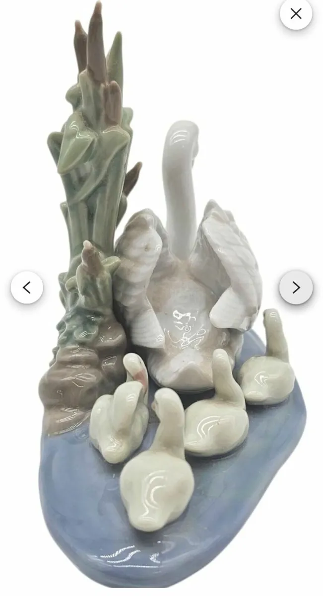 Lladro figurine Swan with 4 Cygnets 'follow me' - Image 3