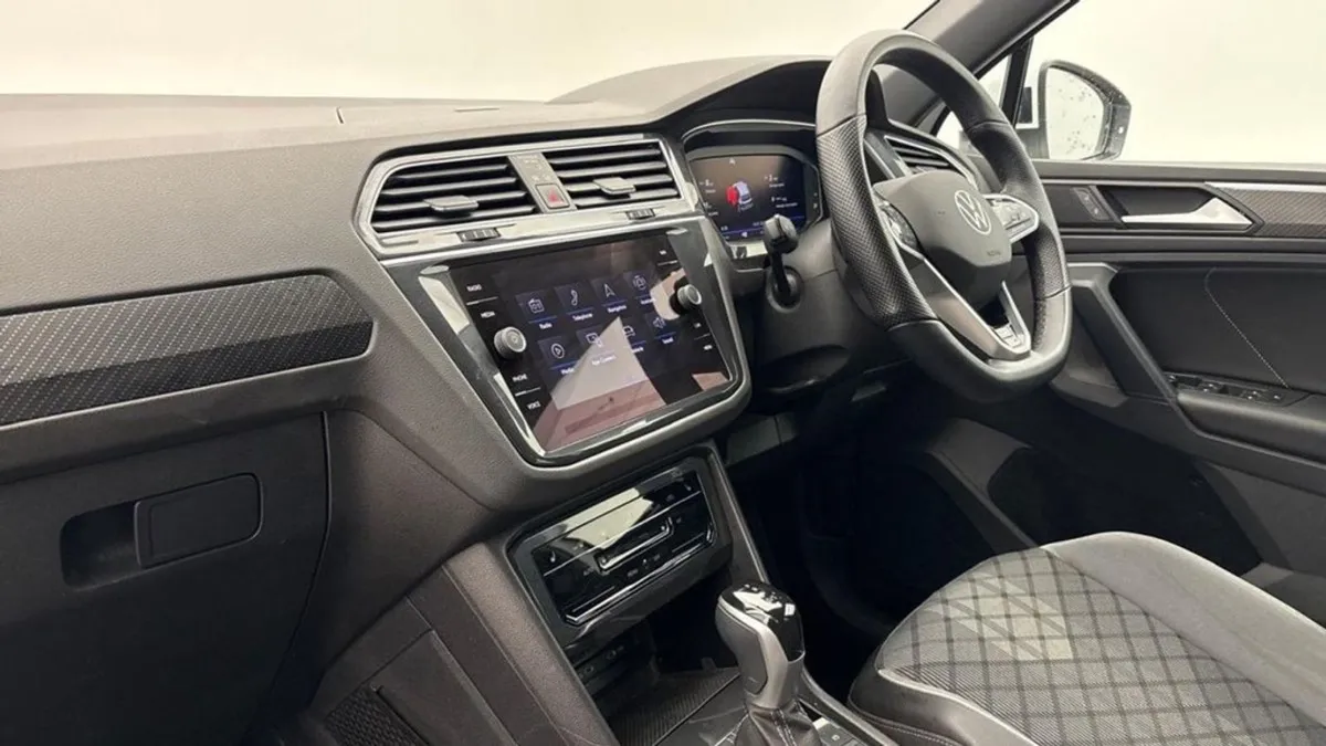 Volkswagen Tiguan 2.0 TDI R-line SUV 5dr Diesel D - Image 4