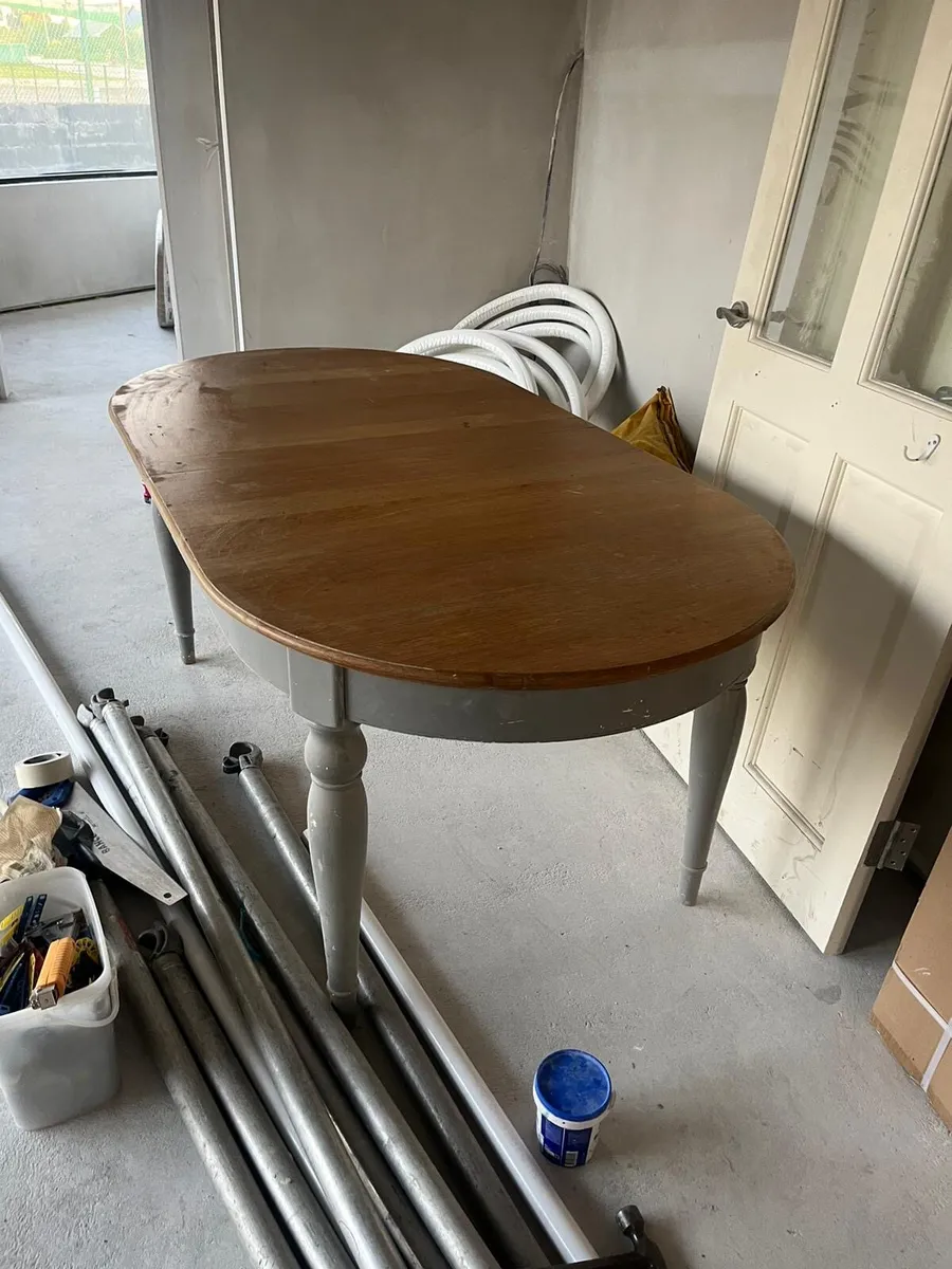 6-8 foot extendable table - Image 1