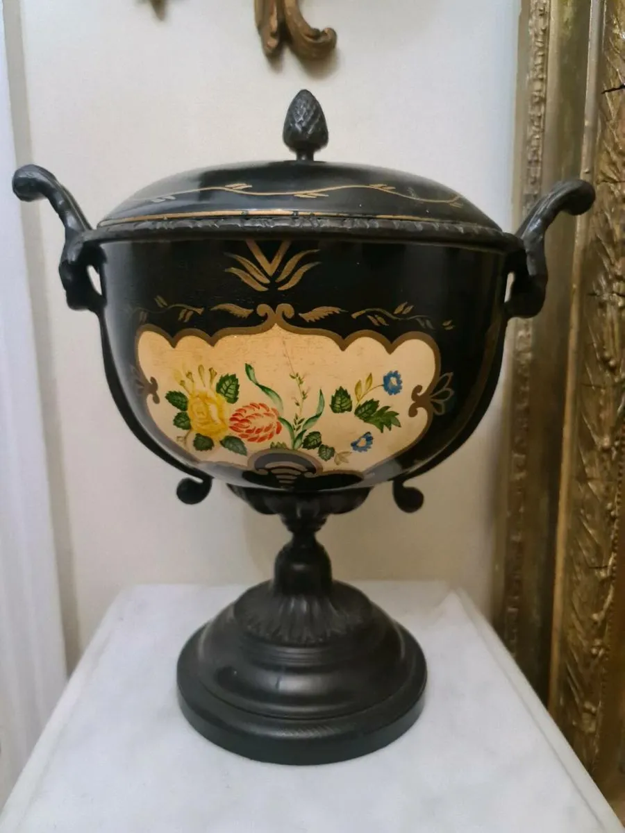 Antique large cast-iron urn - Image 1