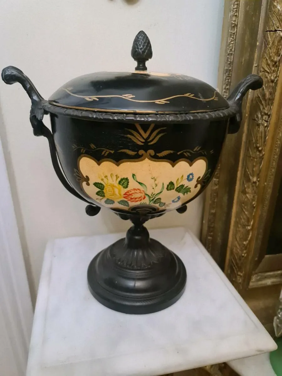 Antique large cast-iron urn - Image 3