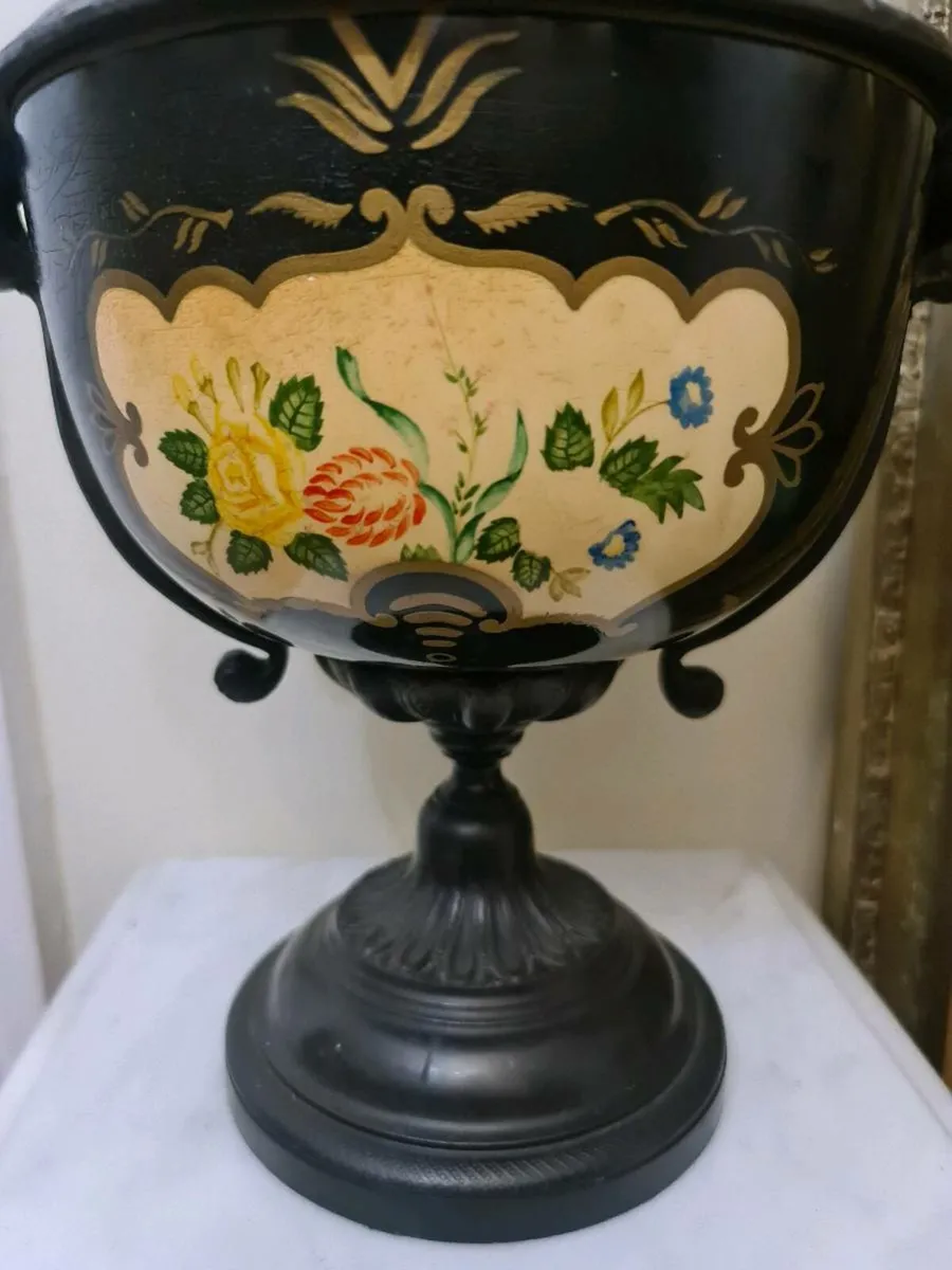 Antique large cast-iron urn - Image 4