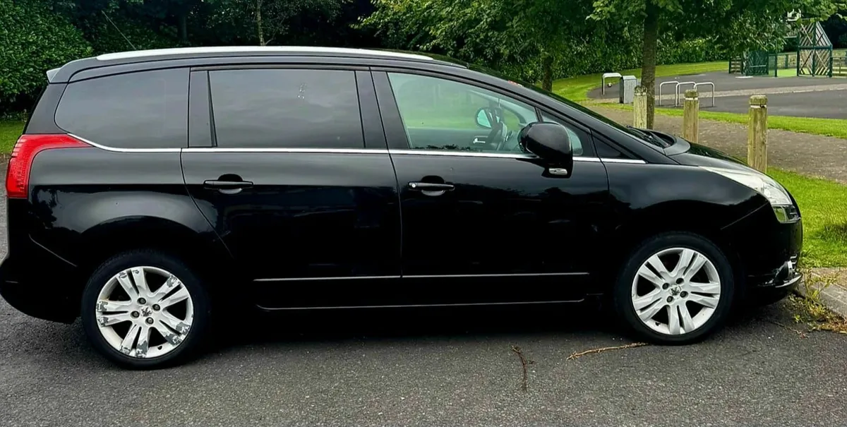 Peugeot 5008 2010 - Image 1