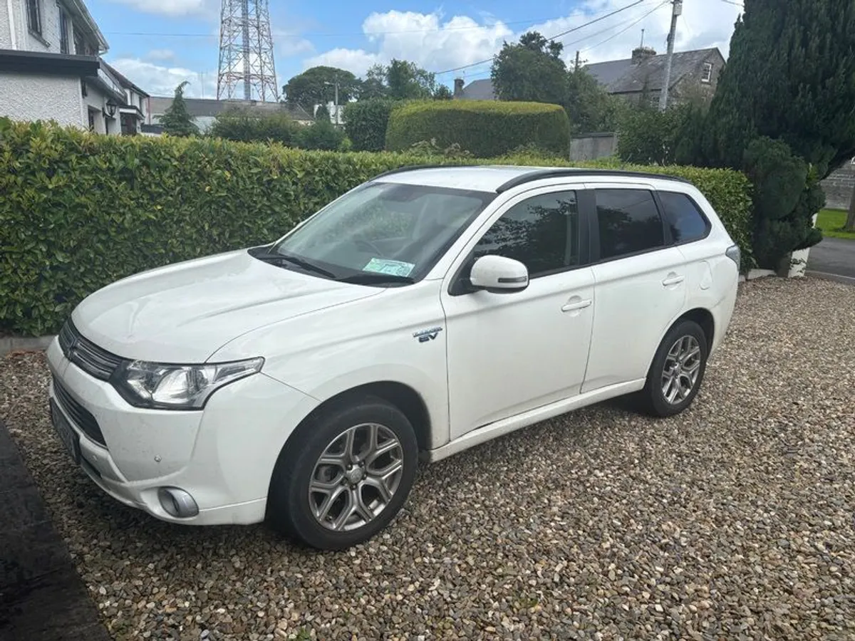 2015 Mitsubishi Outlander - Image 2