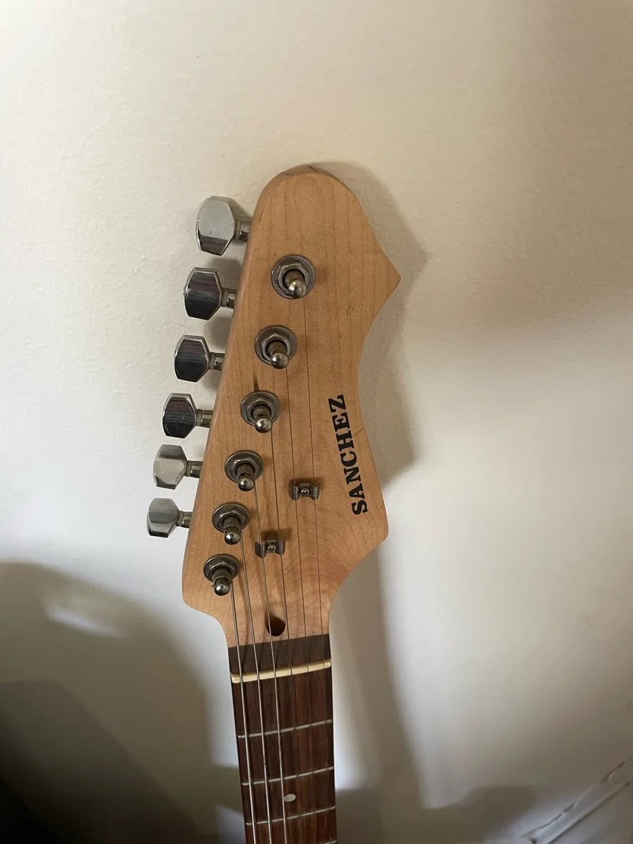 Electric guitar and bluetooth amp/speaker €375 - Image 4