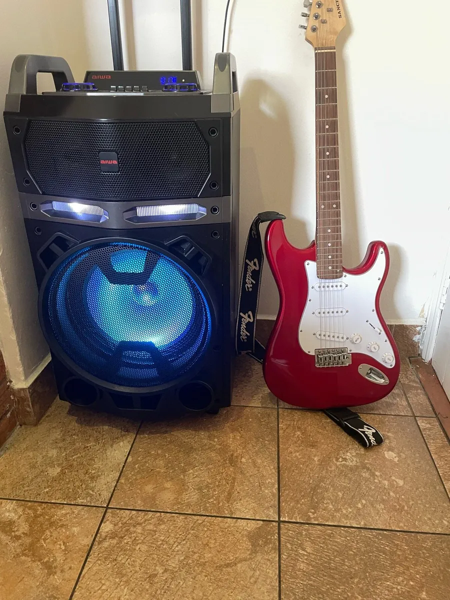 Electric guitar and bluetooth amp/speaker €375 - Image 1