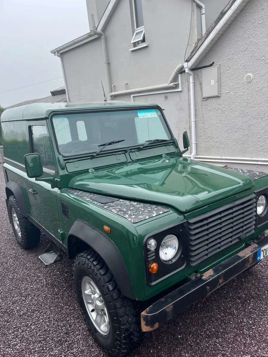 Land Rover Defender 2001 - Image 2