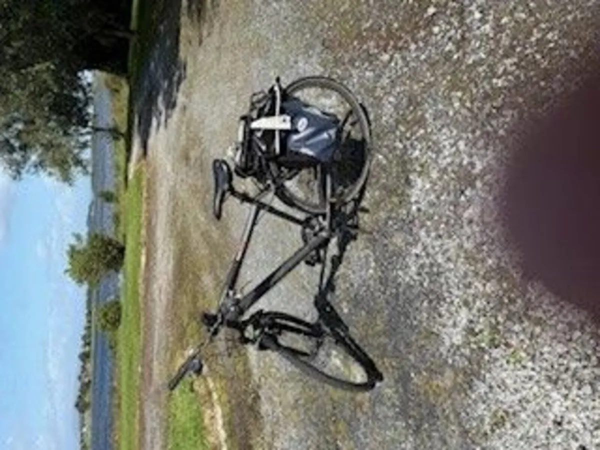 Merida Crossway 10 Hybrid Bike + Full Commuter Kit - Image 1