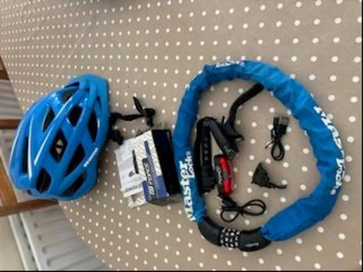 Merida Crossway 10 Hybrid Bike + Full Commuter Kit - Image 2