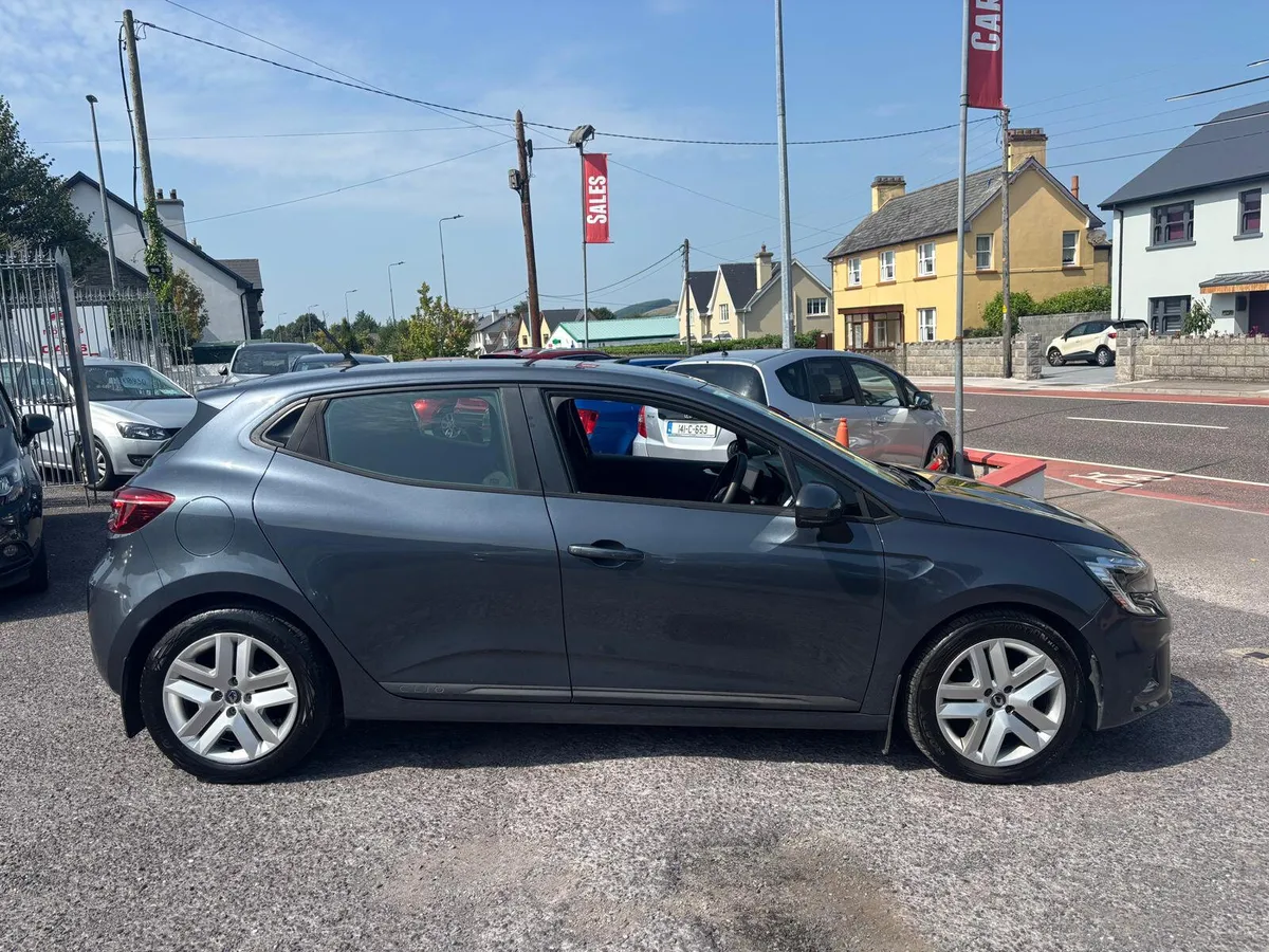 Renault Clio   2022   PETROL  1.0  SPOTLESS - Image 2
