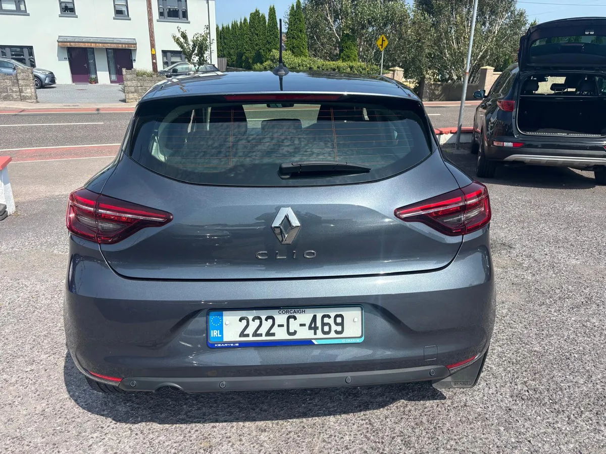Renault Clio   2022   PETROL  1.0  SPOTLESS - Image 3