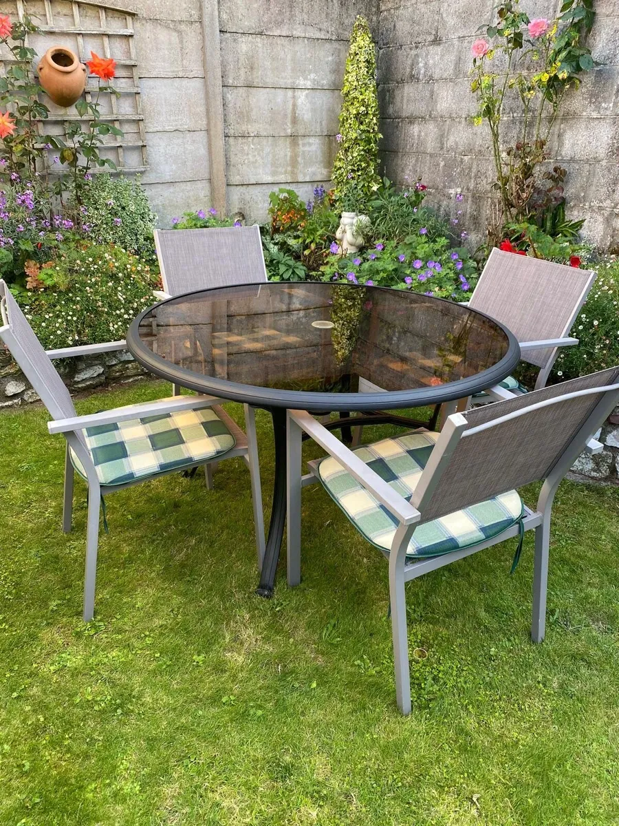 Garden table and chairs - Image 1
