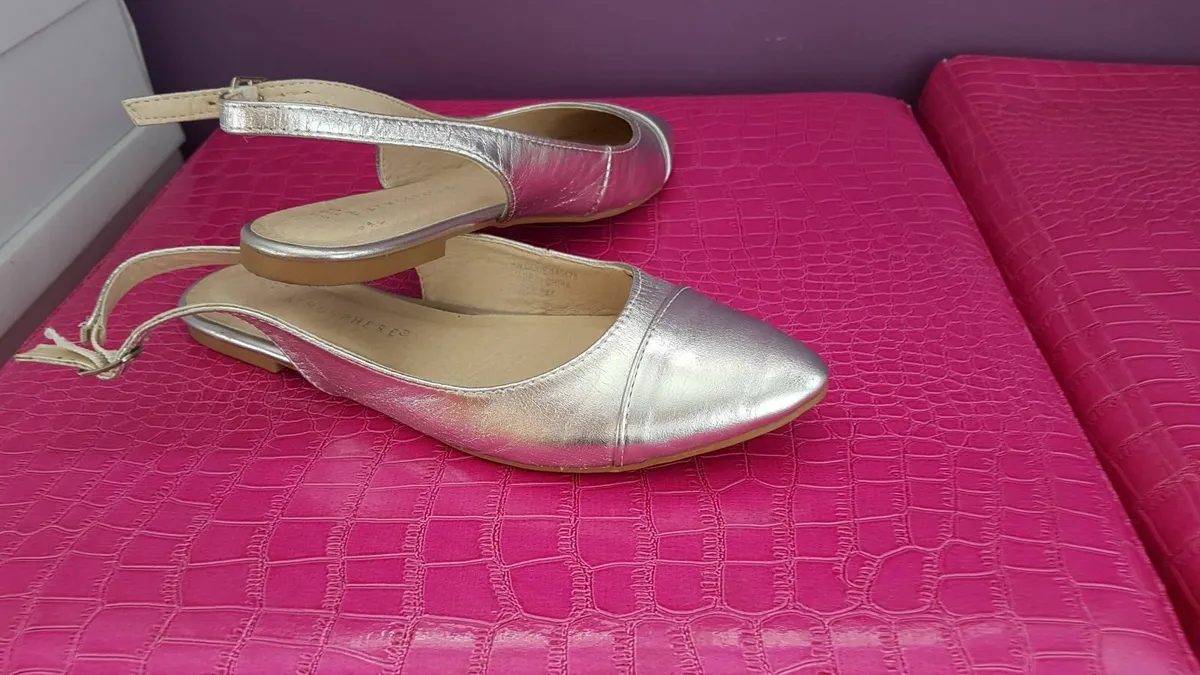 silver shoes size fits uk 2 ,2 and half barely wor - Image 1