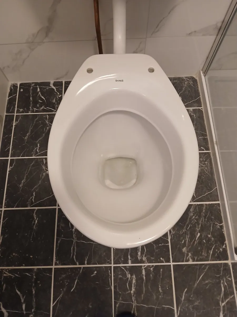 Toilets, sinks, taps, toilet roll holders - Image 2