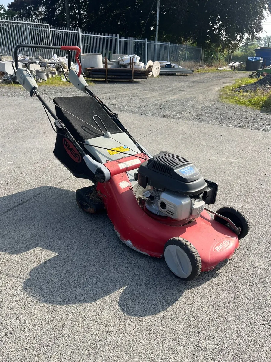 Honda walk behind lawn mower - Image 1