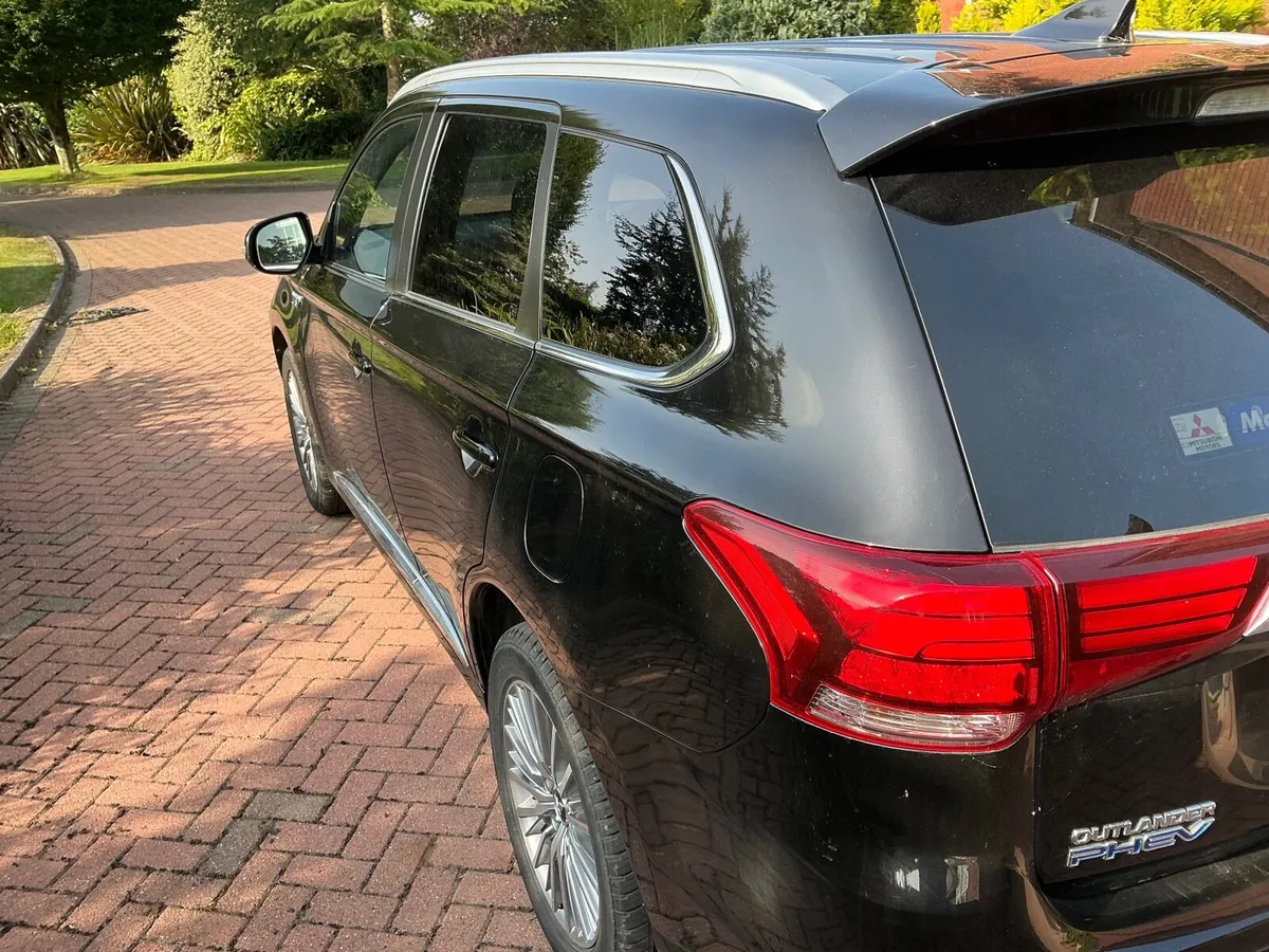 Mitsubishi Outlander 2021 PHEV 2.4L EXCEED AWD - Image 3