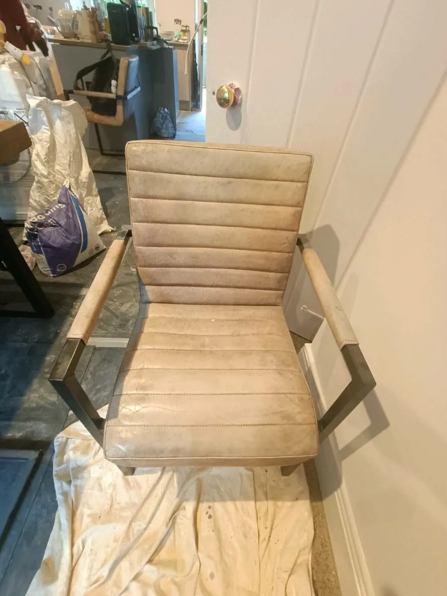 Table and chairs - Image 2