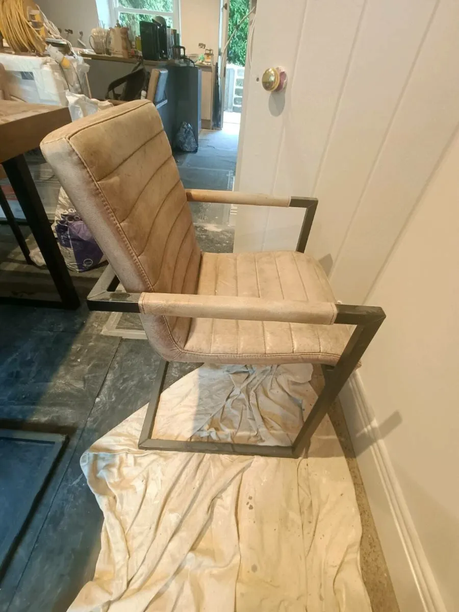 Table and chairs - Image 3
