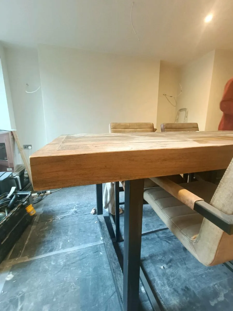 Table and chairs - Image 4
