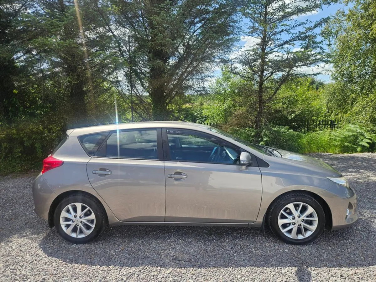 Toyota Auris 1.4 D-4D Aura 4DR - Image 3
